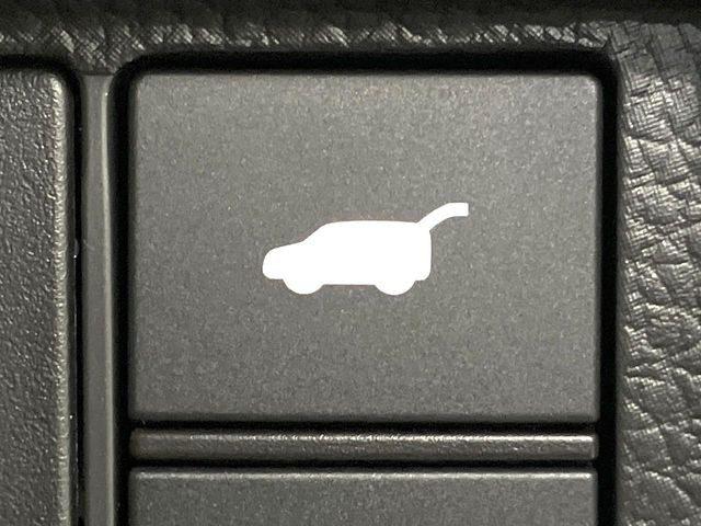 【パワーバックドア】スマートキーや運転席のボタンを押すだけでリアゲートが自動で開閉します!荷物を持っている時や、高い位置にあるバックドアを閉める際に便利な機能です♪