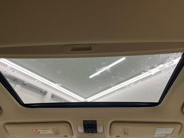 【サンルーフ】開放感たっぷりの希少装備、サンルーフが装着されています!車内に明かりを取り入れたり景色を楽しむ以外にも、車内の空気も簡単に換気できて快適です!