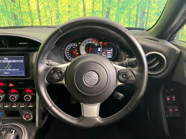 �C���e���A�ɍ��킹���f�U�C���̃X�e�A�����O�́A�^�]�������̂��Ƃ��l���A�^�]���₷���`��A�傫���ł��B�����x�A���ۂɐG���Ă��m���߂��������B