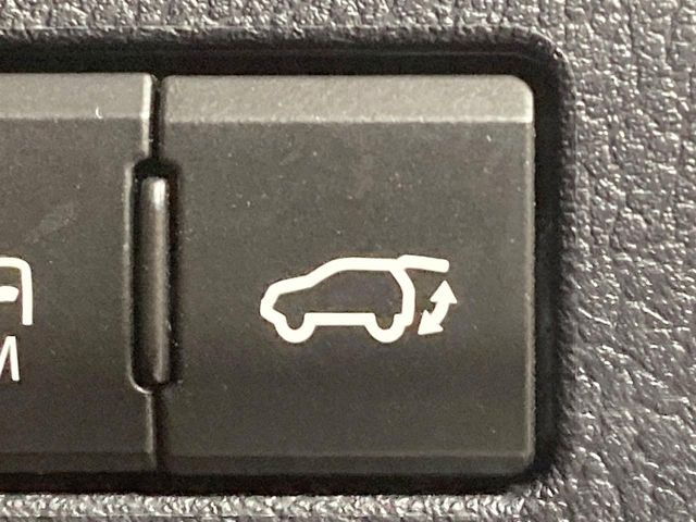 【パワーバックドア】スマートキーや運転席のボタンを押すだけでリアゲートが自動で開閉します!荷物を持っている時や、高い位置にあるバックドアを閉める際に便利な機能です♪