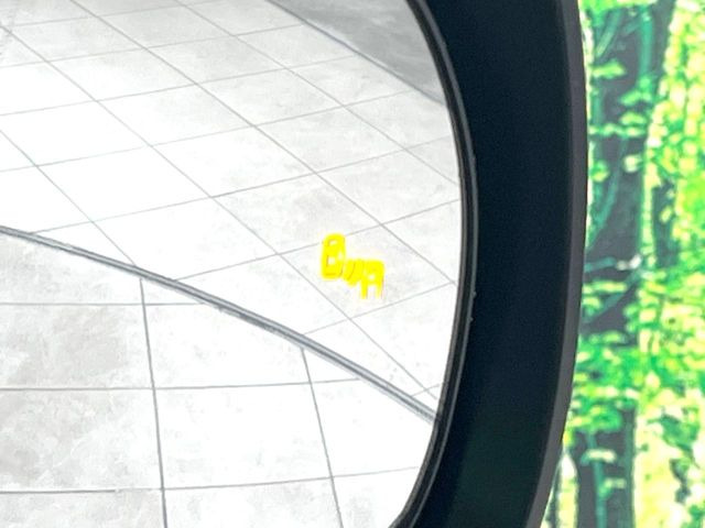 【ブラインドスポットモニター】走行中、ドアミラーの死角になりやすい箇所に後続車が接近するとサイドミラーのレンズに警告を表示!ドライバーに注意喚起をしてくれます。