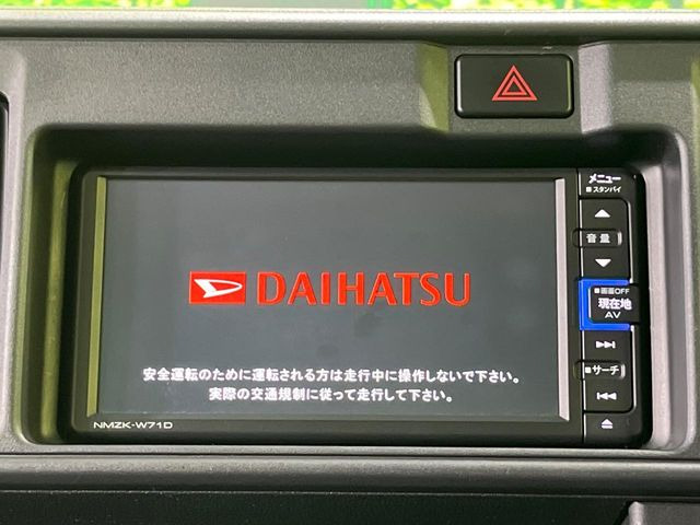 【純正ナビ】人気の純正ナビを装備しております。ナビの使いやすさはもちろん、オーディオ機能も充実!キャンプや旅行はもちろん、通勤や買い物など普段のドライブも楽しくなるはず♪