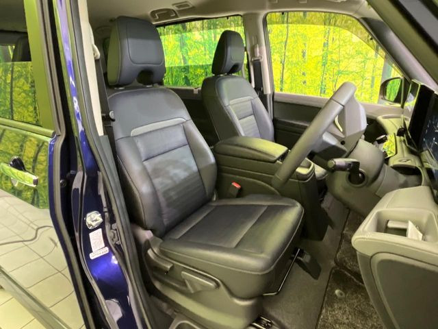 運転席まわりには十分なスペースがあり、大柄な方でもゆったり運転していただける環境です。