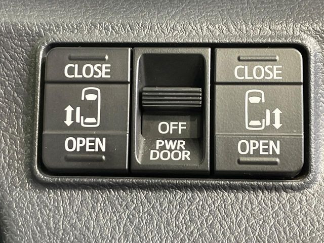 【両側パワースライドドア】スマートキーや運転席のスイッチで後席両側スライドドアの開閉が可能♪電動だから力を入れてドアを開ける必要が無く、小さなお子様でも簡単に開け閉めでき快適です♪