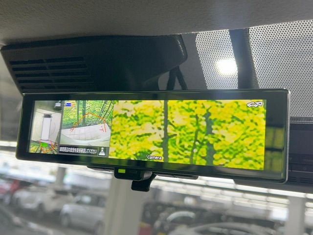 【インテリジェントルームミラー】後席の大きな荷物や同乗者で後方が確認しづらい時でも安心!カメラが撮影した車両後方の映像をルームミラー内に表示。クリアな視界で状況の確認が可能です!