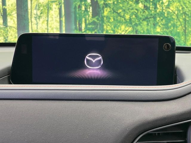 【10.25インチマツダコネクト】車内の雰囲気にマッチした大型ディスプレイ。スマホ接続でのナビ使用やBluetooth再生等、様々な機能が楽しめます。直感的なダイヤル操作が可能で、使い勝手も良好です。