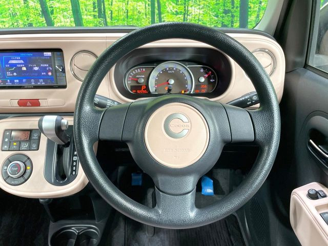 インテリアに合わせたデザインのステアリングは、運転される方のことも考え、運転しやすい形状、大きさです。是非一度、実際に触ってお確かめください。