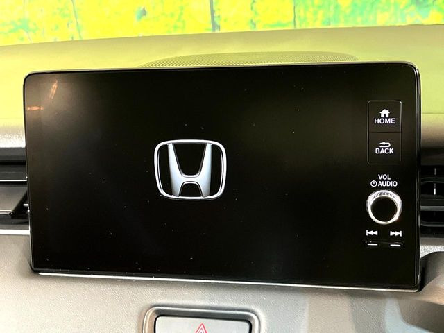 【純正ナビ】人気の純正ナビを装備しております。ナビの使いやすさはもちろん、オーディオ機能も充実!キャンプや旅行はもちろん、通勤や買い物など普段のドライブも楽しくなるはず♪