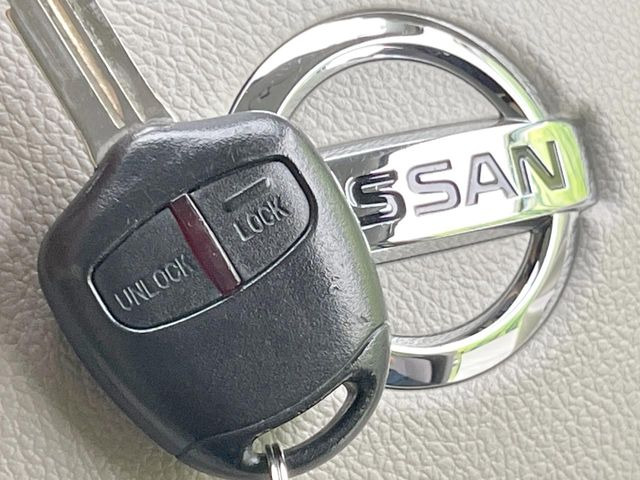 【キーレス】少し離れた場所からでもボタン一つでドアの開錠・施錠ができるのでとっても便利!ドアの鍵穴周りに傷をつけることもありません♪