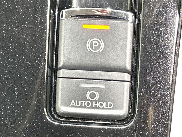 【オートブレーキホールド】信号待ちや渋滞で停車時にブレーキから足を離しても、停止状態を保持してくれます。前進するときはアクセルを踏めば自動で解除されるので安心♪街乗り運転が楽になります♪