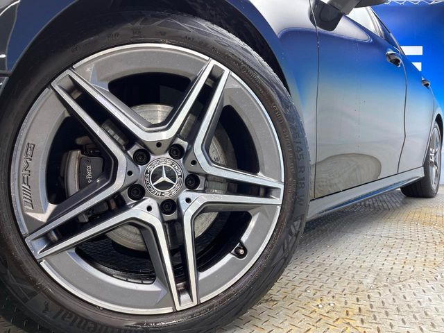 ●純正18インチアルミホイール:輸入車ならではの卓越した走りを支えるホイールと足回りです!日本車の走りに慣れている方にもぜひ体感して頂きたいほど、高いレベルでまとまっています!