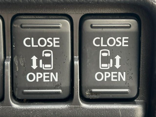 【両側パワースライドドア】スマートキーや運転席のスイッチで後席両側スライドドアの開閉が可能♪電動だから力を入れてドアを開ける必要が無く、小さなお子様でも簡単に開け閉めでき快適です♪