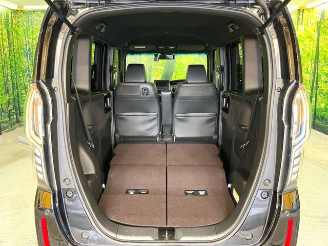 後席を格納すると、これだけの広さが!シーンに合わせたシートアレンジで、大きな荷物も積むことが出来ます♪