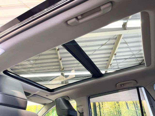 【大型サンルーフ】車内の解放感が一気に上がる大型のパノラマルーフ!季節を問わず開放的で快適なドライブをお楽しみいただけます。流通量も少なく希少価値の高い人気の装備です♪