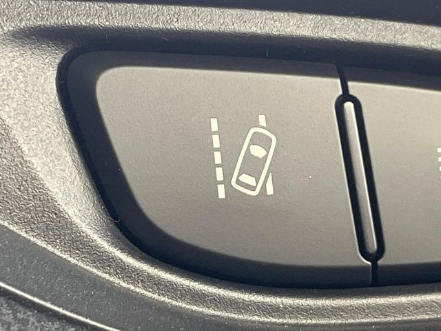 【レーントレーシングアシスト】高速道路走行時、車線からはみ出しそうになるとレーンの中央を走るようにステアリング操作をアシスト。より安全な運転をサポートしてくれます!