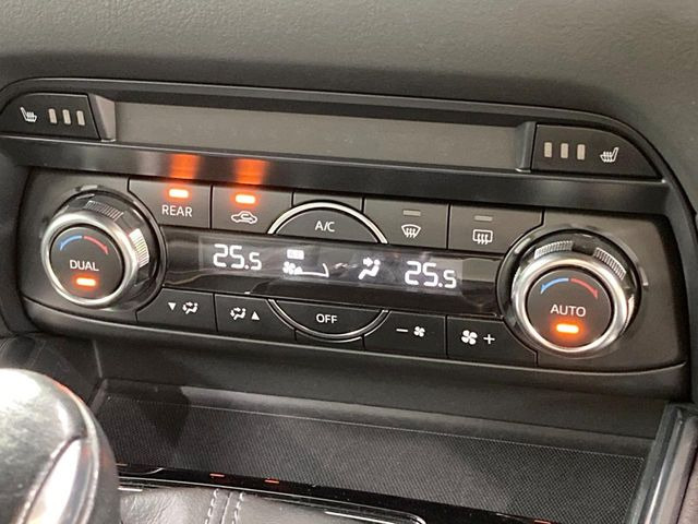【左右独立型フルオートエアコン】運転席と助手席でそれぞれお好みの温度に設定可能。同乗者にも配慮した、快適な空調をお届け致します。