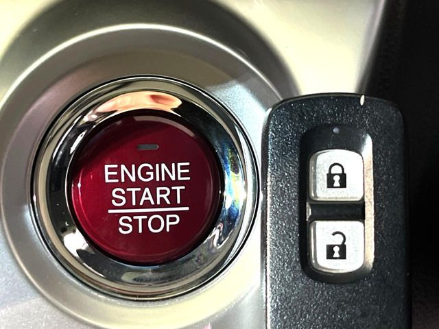 �yHonda�X�}�[�g�L�[�z�J�o����|�P�b�g�ɓ��ꂽ�܂܂ł��h�A�̎{���E�������\�ȃX�}�[�g�L�[�𑕔��B�G���W���̃I���E�I�t�����J�M�����o���K�v����������Ƃ��Ă��֗��ł���