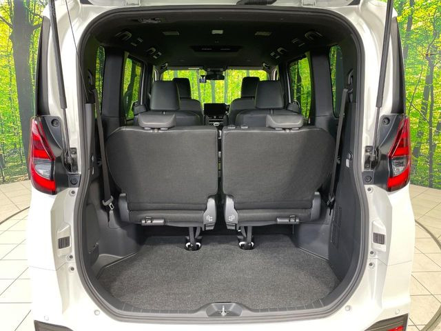 普段のお買い物や通勤、送迎等に十分な荷室スペースを確保しております。セカンドシートを倒すと、大きな荷物の積載も可能です♪