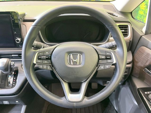 【純正革巻きステアリング】上質な革を使用することで、手にしっかり馴染みとても運転しやすいハンドルです♪