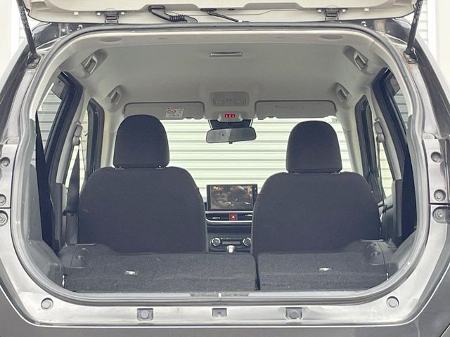 普段のお買い物や通勤、送迎等に十分な荷室スペースを確保しております。セカンドシートを倒すと、大きな荷物の積載も可能です♪