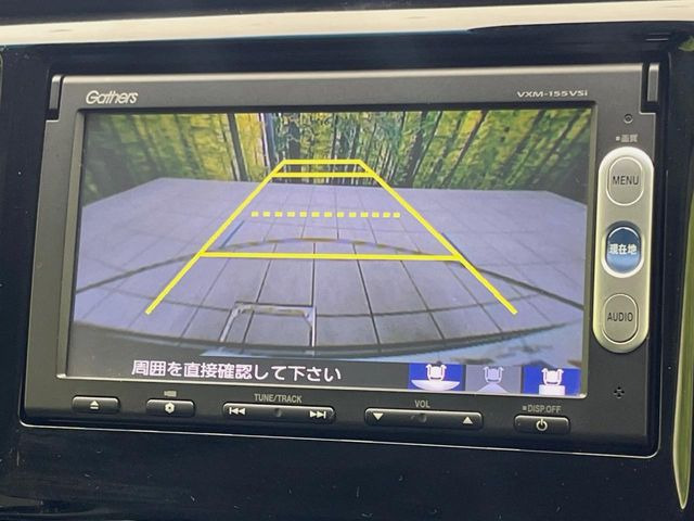 【バックカメラ】駐車時に後方がリアルタイム映像で確認できます。大型商業施設や立体駐車場での駐車時や、夜間のバック時に大活躍!運転スキルに関わらず、今や必須となった装備のひとつです!
