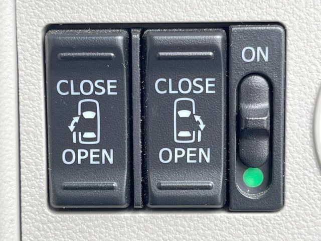 【両側パワースライドドア】スマートキーや運転席のスイッチで後席両側スライドドアの開閉が可能♪電動だから力を入れてドアを開ける必要が無く、小さなお子様でも簡単に開け閉めでき快適です♪