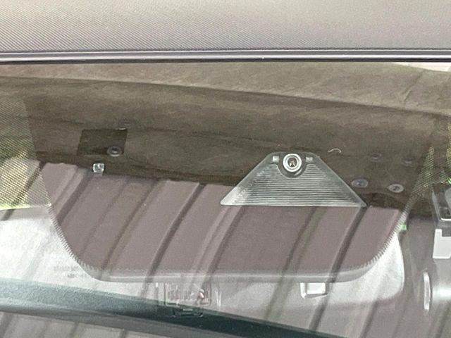 【スマートブレーキサポート】走行中に前方の車両等を認識し、衝突しそうな時は警報とブレーキで衝突回避と被害軽減をアシスト。より安全にドライブをお楽しみいただけます。