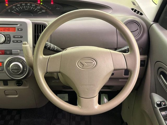 インテリアに合わせたデザインのステアリングは、運転される方のことも考え、運転しやすい形状、大きさです。是非一度、実際に触ってお確かめください。