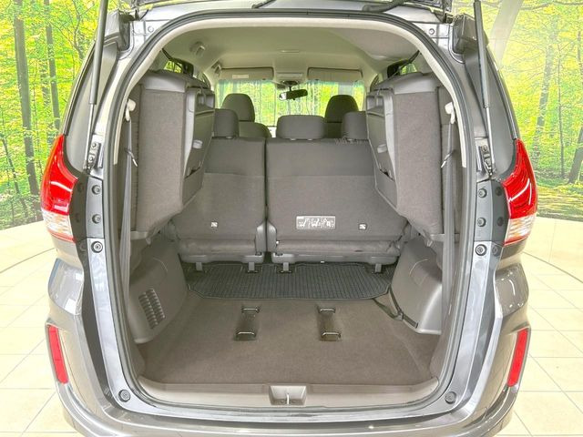 後席を格納すると、これだけの広さが!シーンに合わせたシートアレンジで、大きな荷物も積むことが出来ます♪