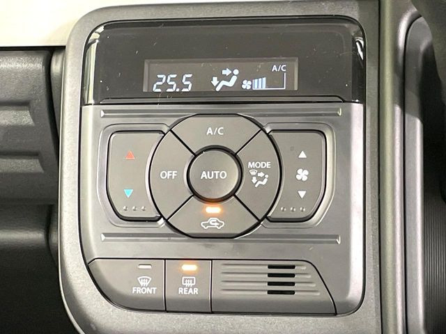 【オートエアコン】一度お好みの温度に設定すれば、車内の温度を検知し風量や温度を自動で調整。暑い&hellip;寒い&hellip;と何度もスイッチ操作をする必要はありません。快適な車内空間には必須の機能ですね♪