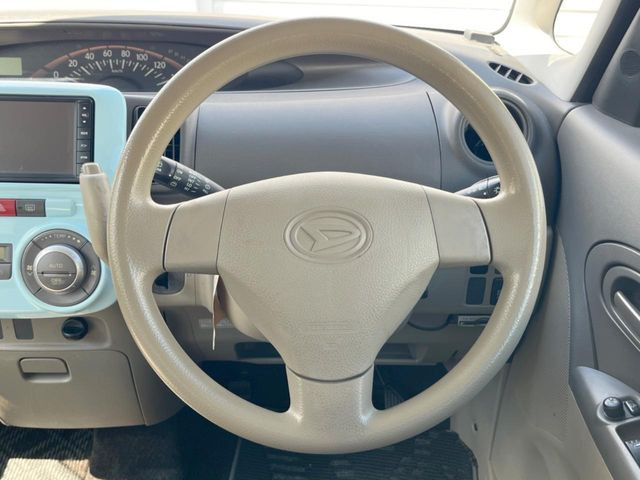 インテリアに合わせたデザインのステアリングは、運転される方のことも考え、運転しやすい形状、大きさです。是非一度、実際に触ってお確かめください。
