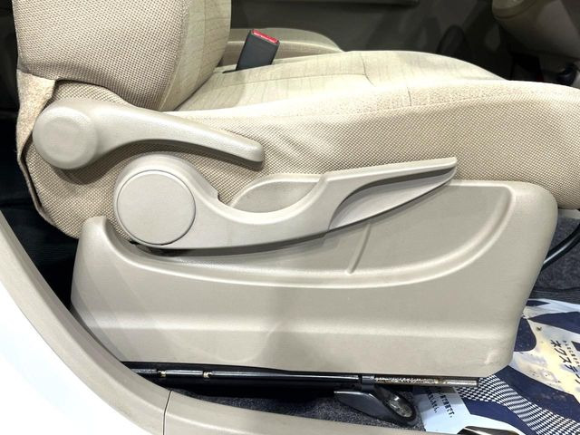 【シートリフター】シート座面の位置を上下に調整できるシートリフターを装備。大柄な方も小柄な方も最適なドライビングポジションで運転できます。