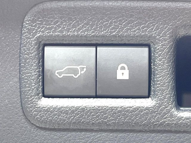 【パワーバックドア】スマートキーや運転席のボタンを押すだけでリアゲートが自動で開閉します!荷物を持っている時や、高い位置にあるバックドアを閉める際に便利な機能です♪