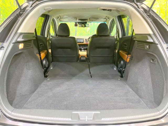 積み下ろしのしやすいデッキにはたっぷりと荷物を積み込んでいただけます。遊びから仕事まで、様々なシーンで頼れます♪