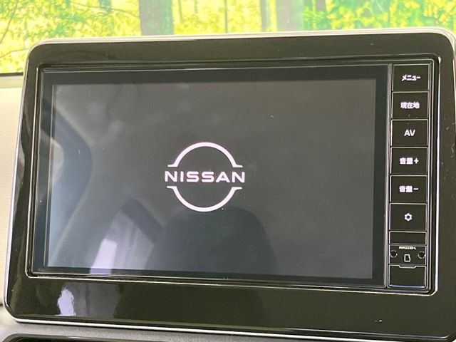 【純正大画面ナビ】人気の大型9インチナビを装備。存在感のある大画面はインパクト大!ナビ利用時のマップ表示は見やすく、テレビやDVDは臨場感がアップ!いつものドライブがグッと楽しくなります♪