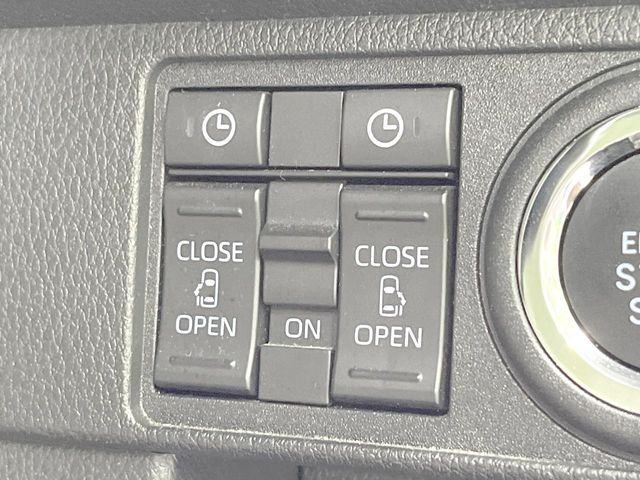 【両側パワースライドドア】スマートキーや運転席のスイッチで後席両側スライドドアの開閉が可能♪電動だから力を入れてドアを開ける必要が無く、小さなお子様でも簡単に開け閉めでき快適です♪