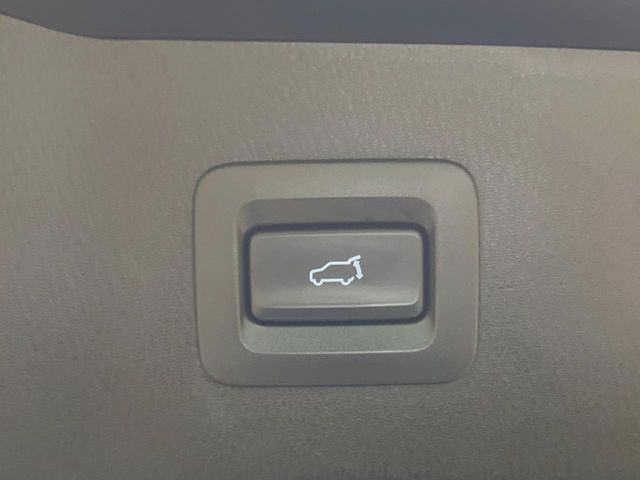 【パワーバックドア】スマートキーや運転席のボタンを押すだけでリアゲートが自動で開閉します!荷物を持っている時や、高い位置にあるバックドアを閉める際に便利な機能です♪
