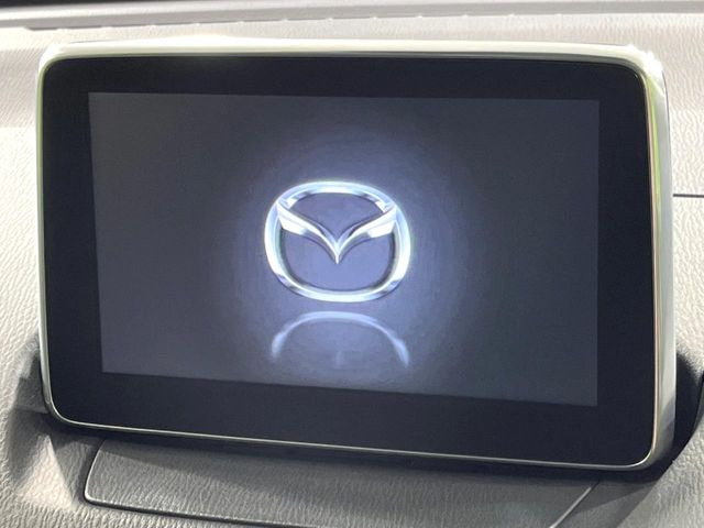 【マツダコネクトナビ】車内の雰囲気にマッチした一体型タイプのナビ。各種車輌設定やBluetooth再生等、様々な機能が楽しめます。直感的なダイヤル操作が可能で、使い勝手も良好です。