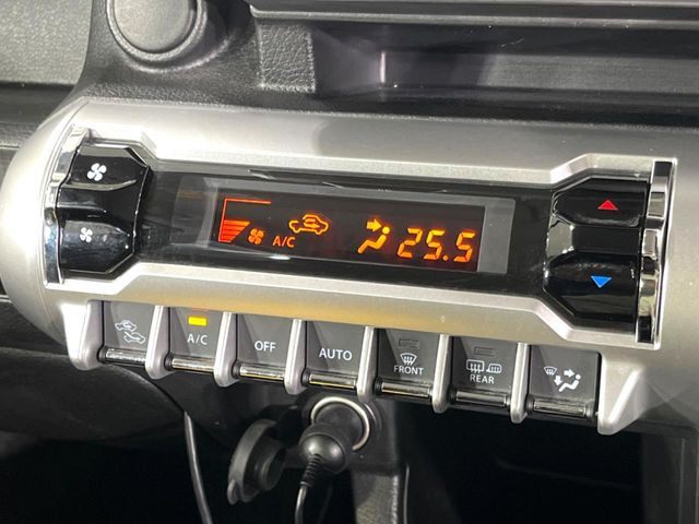 【オートエアコン】一度お好みの温度に設定すれば、車内の温度を検知し風量や温度を自動で調整。暑い&hellip;寒い&hellip;と何度もスイッチ操作をする必要はありません。快適な車内空間には必須の機能ですね♪