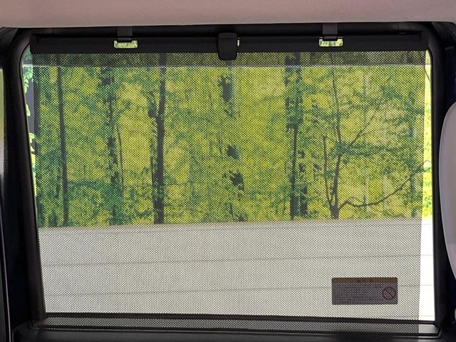 【ロールシェード】日差しや車外からの光が眩しいときにサッと引き出して使える、ロール格納タイプのサンシェードを装備。後席に乗ったお子様がウトウトしだした時など、ぜひご活用ください♪