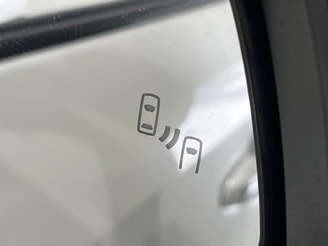 【ブラインドスポットモニター】走行中、ドアミラーの死角になりやすい箇所に後続車が接近するとサイドミラーのレンズに警告を表示!ドライバーに注意喚起をしてくれます。