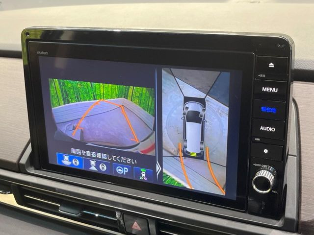 【マルチビューカメラシステム】専用のカメラにより、上から見下ろしたような視点で360度クルマの周囲を確認することができます☆死角部分も確認しやすく、狭い場所での切り返しや駐車もスムーズに行えます。