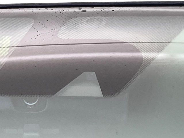 【エマージェンシーブレーキ】走行中に前方の車両等を認識し、衝突しそうな時は警報とブレーキで衝突回避と被害軽減をアシスト。より安全にドライブをお楽しみいただけます。