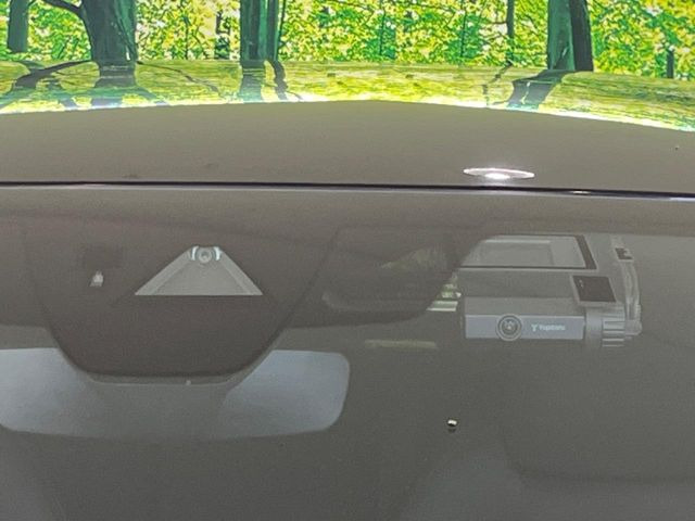 【スマートブレーキサポート】走行中に前方の車両等を認識し、衝突しそうな時は警報とブレーキで衝突回避と被害軽減をアシスト。より安全にドライブをお楽しみいただけます。