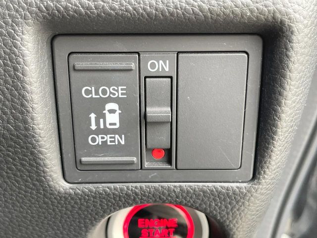 【パワースライドドア】スマートキーや運転席のスイッチでスライドドアの開閉が可能♪電動だから力を入れてドアを開ける必要が無く、小さいお子様でも、重い荷物を持っている時もラクに開け閉めできます♪