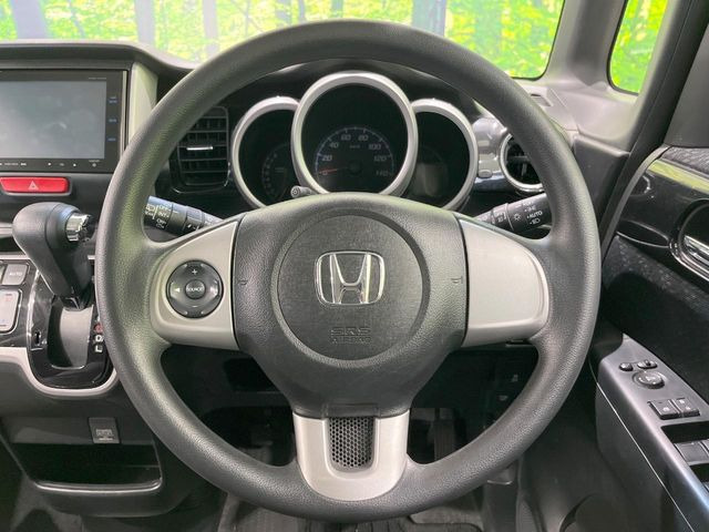 �C���e���A�ɍ��킹���f�U�C���̃X�e�A�����O�́A�^�]�������̂��Ƃ��l���A�^�]���₷���`��A�傫���ł��B�����x�A���ۂɐG���Ă��m���߂��������B