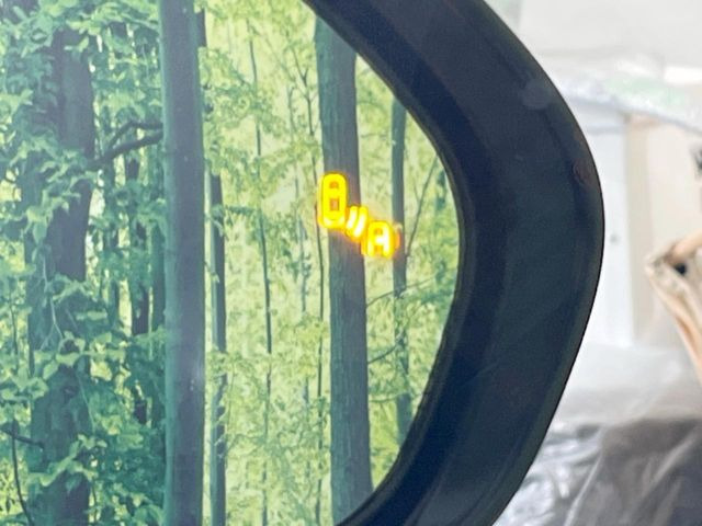 【ブラインドスポットモニター】走行中、ドアミラーの死角になりやすい箇所に後続車が接近するとサイドミラーのレンズに警告を表示!ドライバーに注意喚起をしてくれます。
