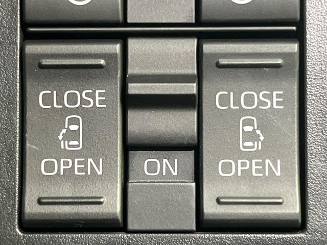 【両側パワースライドドア】スマートキーや運転席のスイッチで後席両側スライドドアの開閉が可能♪電動だから力を入れてドアを開ける必要が無く、小さなお子様でも簡単に開け閉めでき快適です♪
