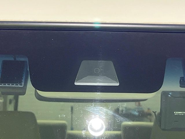 【ホンダセンシング】走行中に前方の車両等を認識し、衝突しそうな時は警報とブレーキで衝突回避と被害軽減をアシスト。より安全にドライブをお楽しみいただけます。