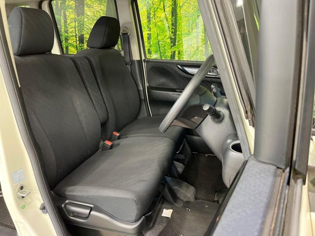 運転席まわりには十分なスペースがあり、大柄な方でもゆったり運転していただける環境です。